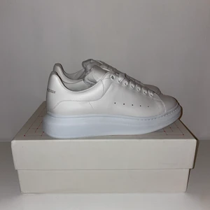 Alexander Mcqueen sneakers  - Helt oanvända Alexander Mcqueen sneakers inköpta från Vestaire Collective. Tveka inte på att höra av dig vid frågor.😃