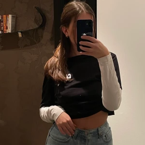 Långärmad T-shirt Calvin Klein - En snygg långärmad t-shirt från Calvin Klein med svart t-shirt form och vita ärmar som sitter ihop. Knappt använd. 