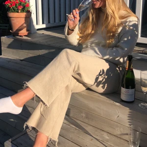 Beige jeans - Säljer mina favorit byxor från Zara. Paret jag säljer är använda två gånger så superbra skick. Väldigt sköna och har ett rätt strechigt material. Storlek 34 men passar även 36 enligt mig. Ej orginaldragkedjan men är inlämnade på zara där dom sytt på en ny