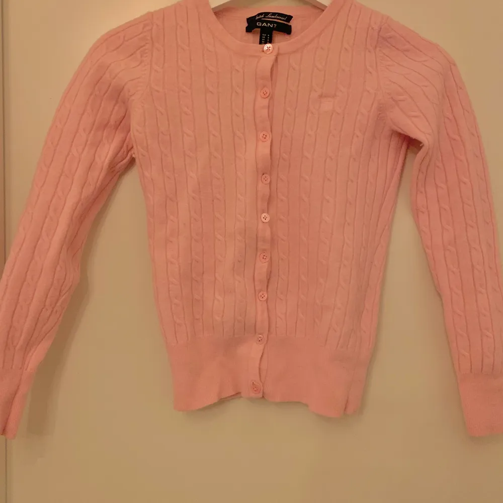 Rosa gant tröja ,som är alldelses för liten för mig .Storlek XS💕. Tröjor & Koftor.