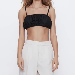 Zara svart topp - ( Lånade bilder ) Size M. Modell på bilden 163cm. Nypris 79kr. Frakten tillkommer 