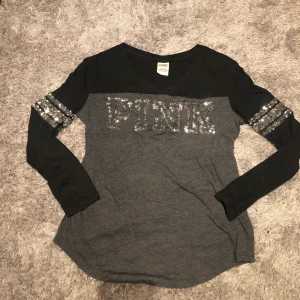 Pink tröja - Supersnygg tröja från märket Pink (klädmärke från Victoria Secret) i storleken XS, skulle säga att storleken är väldigt stor så kan passa allt från XS-M beroende om man vill ha en tight eller mindre åtsittande tröja. Vid budgivning höjs priset minst med 30kr exklusive frakt. Skriv privat för fler bilder eller frågor❤️