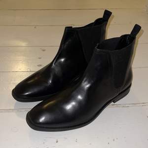 Säljer ett par Redfoot skor som aldrig är använda. De är gjorda i läder och i storlek 44 EU. Köpta för 1500:-, säljer pga att de aldrig kommit till användning. OBS! Priset kan diskuteras vid snabb affär! 