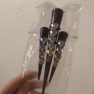 Hårspännen hjärtan  - Jättefina hårspännen med hjärtan!! Oanvända och i originalförpackning men på något sätt saknas ändå det mittersta (största) hårspännet ett hjärta (det längst ned på bild 1). Pris inkl frakt🥰