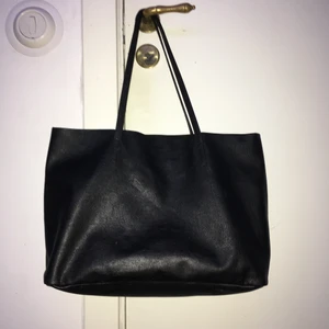 TVÅSIDIG FREE EDGE VÄSKA - Väska med free edge, kan vändas ut och in och användas på både ena sidan i mockaimitation och andra i skinnimitation!💯