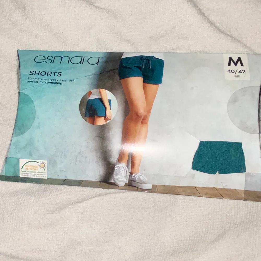 Simpla och bekväma shorts i storlek M och är i en speciell superfin mörkgrön färg💚 aldrig använda 🖤har även andra shorts som aldrig blivit använda uppe i olika storlekar och färger. Jeans & Byxor.