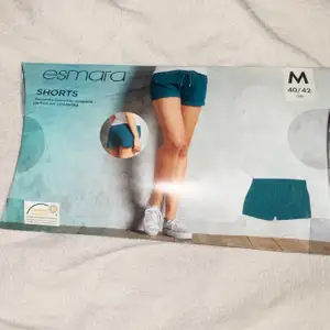 Simpla och bekväma shorts i storlek M och är i en speciell superfin mörkgrön färg💚 aldrig använda 🖤har även andra shorts som aldrig blivit använda uppe i olika storlekar och färger
