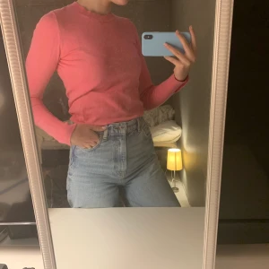 Tröja - Snygg och jätte skön tröja! Lite tjockare mattetal med guldknappar längst ner vid armen, priset är + frakt!!