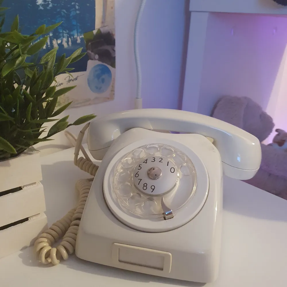 SÅLD IMORGON OM BUD INTE ÖVERSTIGER 150KR 💞Jättecool dekoration! Vintage gräddvit telefon i fint skick!♡ köparen betalar för eventuell frakt♡. Övrigt.