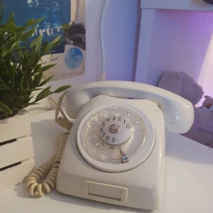 Cool vintage telefon♡ - SÅLD IMORGON OM BUD INTE ÖVERSTIGER 150KR 💞Jättecool dekoration! Vintage gräddvit telefon i fint skick!♡ köparen betalar för eventuell frakt♡