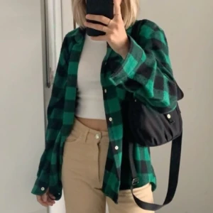 Grönrutig vår jacka - Jätte fin grönrutig vår jacka. Köppt second hand men bra skick. Fraktar eller möts upp i sthlm. Bud 250kr
