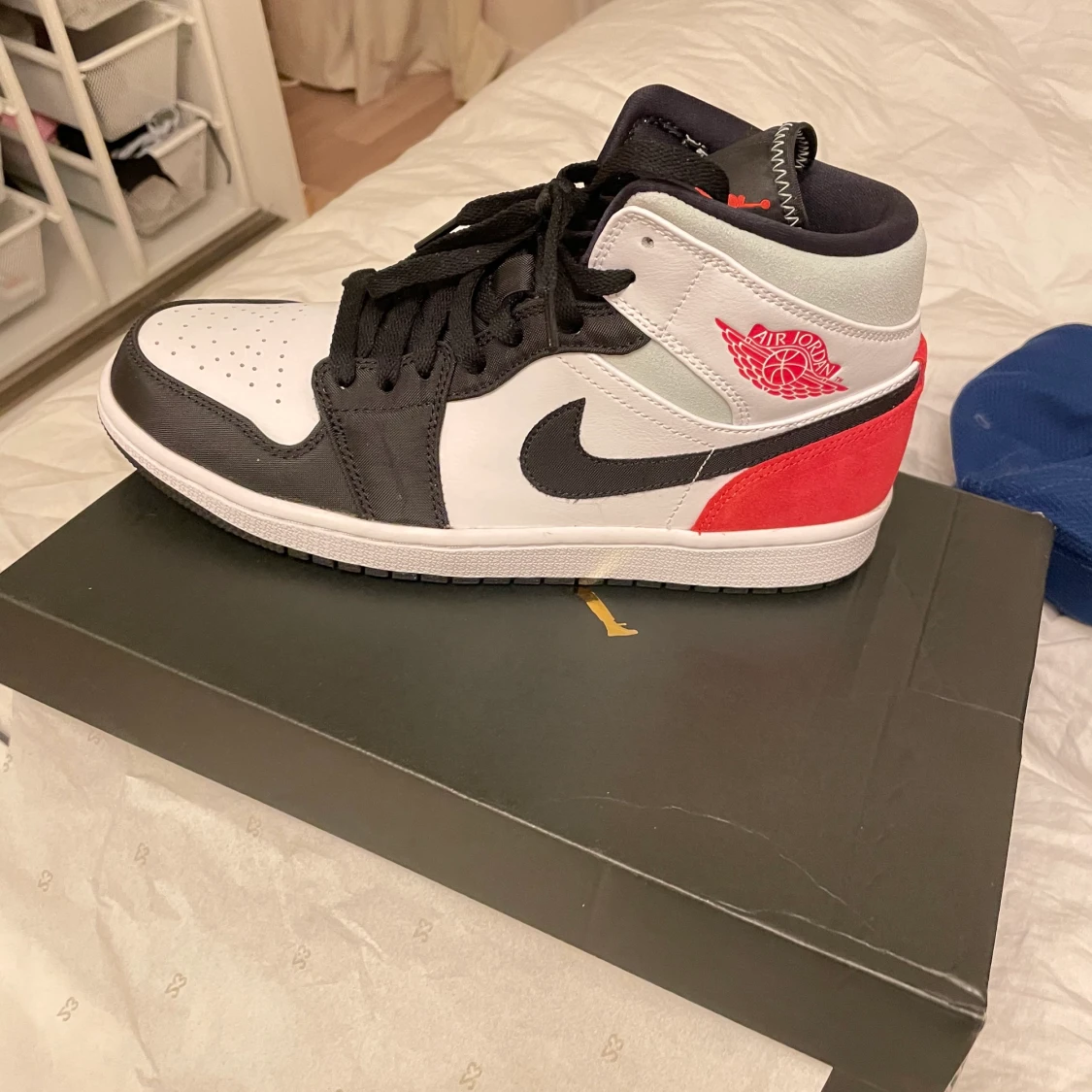 Jordans 1 mid storlek 42 från Basketzone  - 91