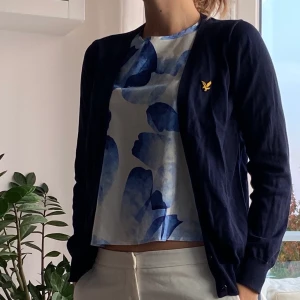 Lyle & Scott kofta - Kofta i mörkt blå, nästan svart färg från Lyle & Scott. Fem knappar, ribbade muddar. Perfekt under vintern!