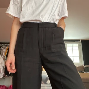 Långa kostymbyxor från Zara - Jag säljer nu mina favorit-kostymbyxor! De är väldigt långa och i ett skönt, tunnt och fladdrigt material. Startpris är 100kr, buda i kommentarerna!