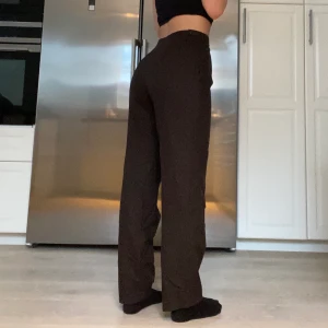 Bruna kostymbyxor - Bruna kostymbyxor, står ingen strl men skulle säga att de är som en 36/S. Köpare står för frakt!