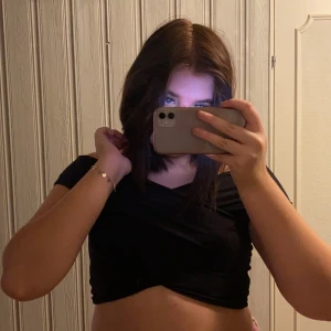 Söt topp från Gina  - En cool topp från gina som jag köpte i somras men aldrig använde. Storlek L men passar bra på mig som är en S/M. Nypris 299kr