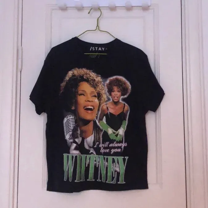 Whitney Houston t-shirt från carlings! Storlek M, galet snyggt tryck 😊 budgivning i kommentarerna . T-shirts.