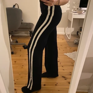 Kostymbyxor - Skitsnygga mörkblå kostymbyxor med två vita sträck på sidan. Fint skick!! Köpta på topshop i London💘