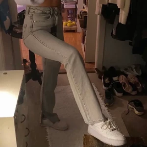 Jeans med slits - Säljer nu mina fina byxor med slits på insidan som jag köpt här på Plick! Jättefina, men passade inte riktigt mig i stilen! De är i strl 36! Säljer de för 250 kr plus 63 kr frakt, om det är många som är intresserade blir det bud som gäller💗💗 (lånad bild, kan fås egna bilder vid intresse)