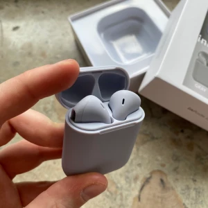 Hörlurar - Köpte dessa billiga för ett tag sen men fick ett par andra i julklapp, så dessa förblev oanvända ✨ Laddas i botten med en iPhone kabel, frakt tillkommer 💛