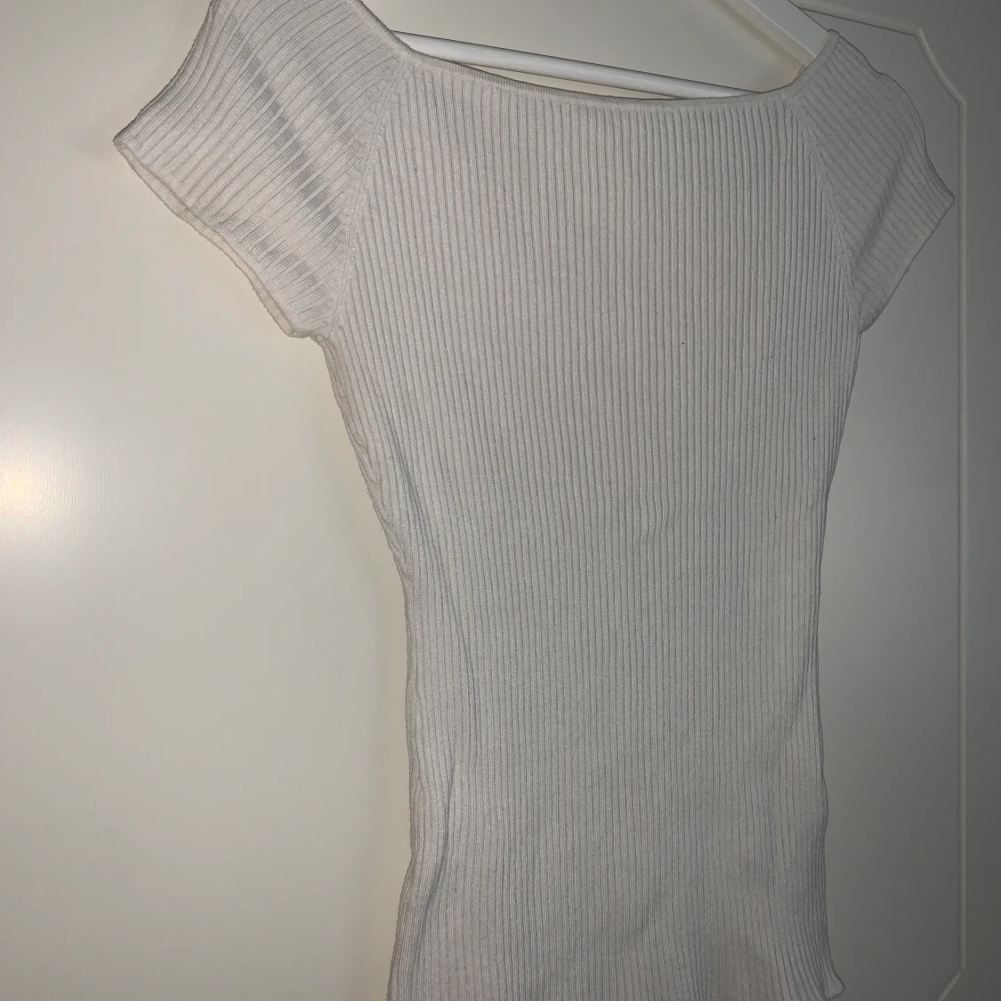 Super söt vit ofshoulder/topp! - 90