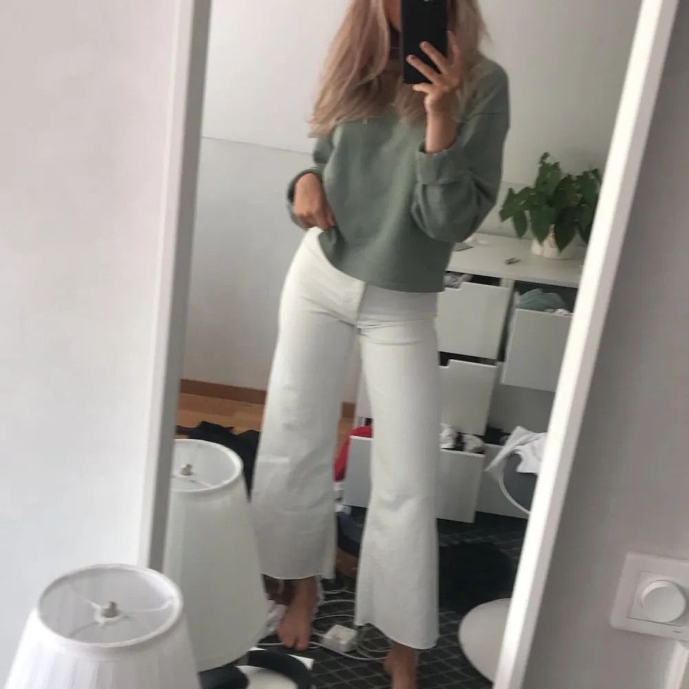 Säljer dessa supersnygga vita jeans från zara. Sitter perfekt men tyvärr blivit för små för mig.  Köpte dessa för 400 kr och pris kan disskuteras men runt 150-200kr . Jeans & Byxor.