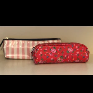 Pennskrin - Säljer ett pennskrin i bra skick! Köp den röda och få den randiga på köpet, 30kr ink frakt💜