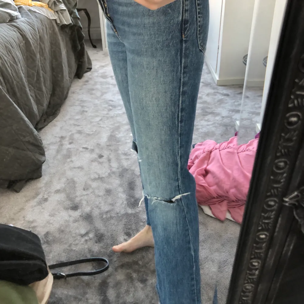 Slitna jeans från Gina tricot. Har gjort om dom själv. I storlek 34. Bra skick. Köparen står för frakt. Står ej för postnords slarv 🤎. Jeans & Byxor.
