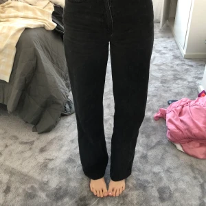 Raka långa jeans - snygga raka, hömidjade, långa jeans från Lindex. Använda men är i bra skick. Har en svart urtvättad färg. Spårbar frakt, 66kr, köparen betalar frakt🤎