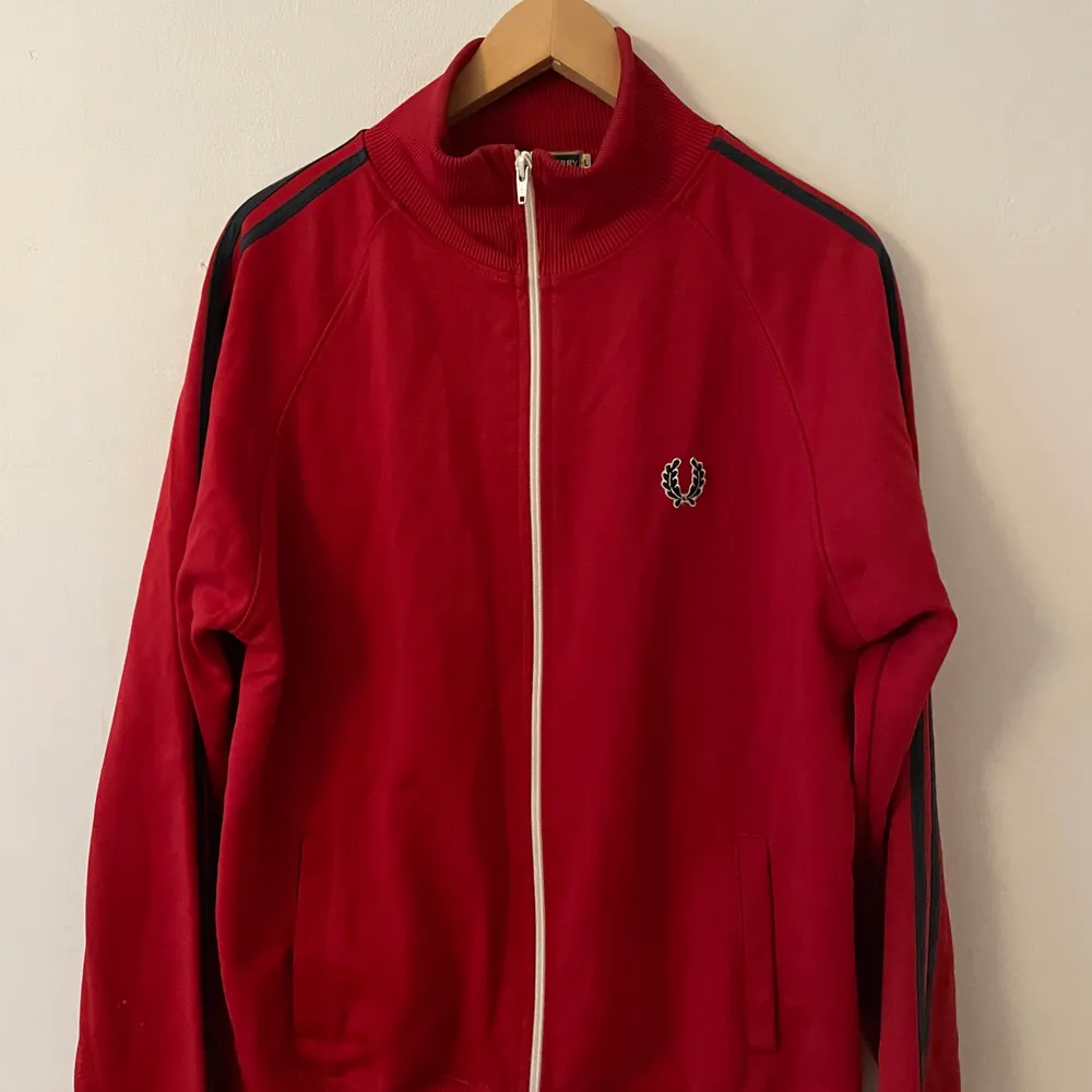 Fred Perry Tröja som jag knappt använt. Utmärkt för träning utomhus! Topp skick.. Hoodies.