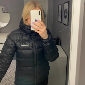 Peak jacka  - Bra skick! Använd under en vinter förra året. Inga skador eller hål någonstans. Super fin. Säljer jackan eftersom jag har inskaffat nya 💕 tvättat vid 1 tillfälle. 