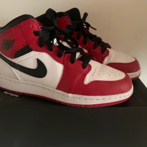 Jordan 1 Mid Chicago  - Jordan 1 i storlek 38,5 som köptes i somras. De är i mycket bra skick då jag bara haft på mig dom ca 3 gånger. De är äkta och köpta på Restocks. Skorna kommer i orginalkartong. Buda i kommentarerna, startbud är 1000. Man kan också köpa skorna direkt för 2200:) Budgivningen avslutas 20/1. Köparen står för frakt.                  Ledande bud: 1750