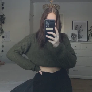 Grön stickad tröja från h&m - { 85+frakt }Superfin lite kortare grön stickad tröja från h&m! Säljer då den inte riktigt är min stil längre, sparsamt använd! På bilderna har jag stoppat in tröjan lite under bh-n då de är så jag brukar bära den✨ superfin till en kjol på sommaren! skriv privat vid intresse eller frågor/fler bilder✨