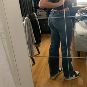 Så fina mörkblåa Levis jeans 517 i storlek 32 x 32. Jag är 180 så de sitter fint över skon även på kortare! Bara att höra av er om ni har frågor💕