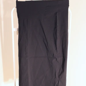 Svart mellanlång Kjol från Vila - Svart mellan lång kjol från Vila i bra skick. storlek: S Startpris: 15kr, Skriv buden till mig privat eller kommentera på bilden! Buda med minst 5kr varje gång ✨(Alla bud är välkomna) Köpare står för frakten (Du bestämmer vilket paket så länge det uppfyller vikt och storleks kraven)