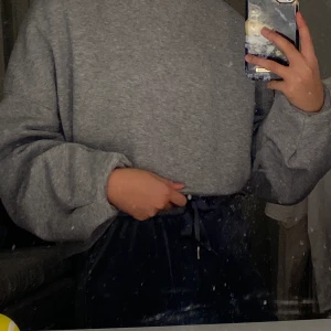 Tröja - Säljer denna fina och mysiga tröjan! Som är från H&M och storleken är 36.