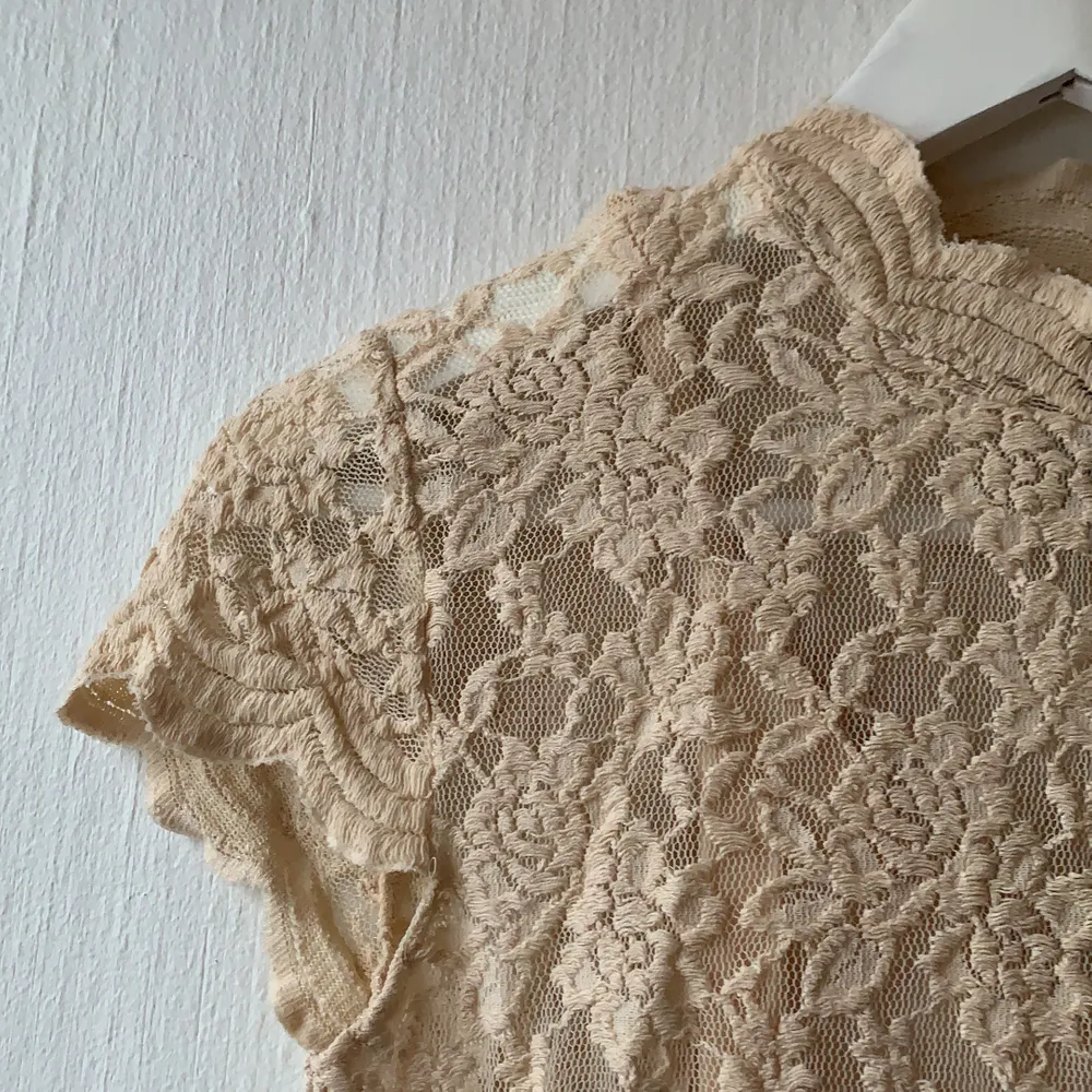 En ljus rosa spetsig tröja från zara i storlek M. Säljes för 40kr+ frakt. Tröjor & Koftor.