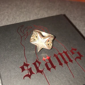 Seams ring - Snyggaste seams ringen i storlek 8! 💕💕 nypris 500kr, den är aldrig använd då den tyvärr va lite för stor