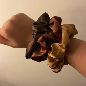 Hårband - Säljer dessa fina hårband! Vet inte riktigt vart den kommer ifrån🦋🤍 gratis frakt!