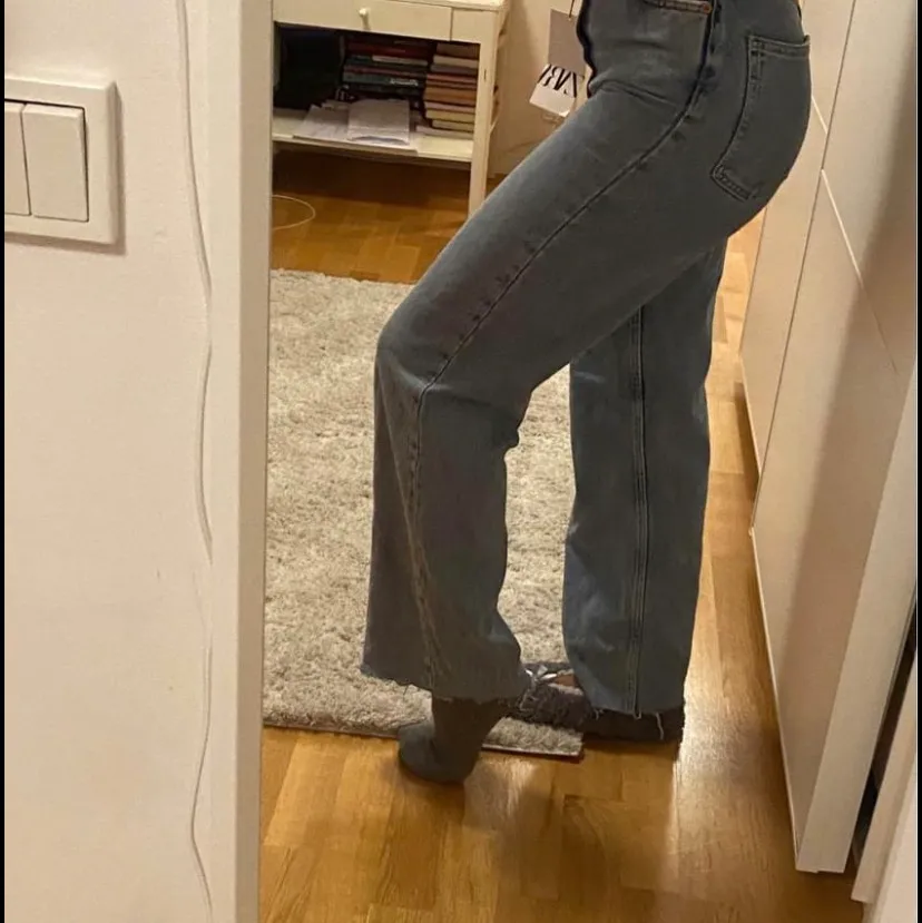 Helt nya jeans ifrån zara, storlek 34. Hon på bilden är ca 166cm. Modellen heter ”the 90’s full length”. Buda i kommentarerna!💗🥰 HÖGSTA BUD:  340kr. Jeans & Byxor.