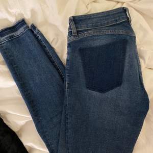 Suuupersköna jeans från DL1961 i modellen Margaux, nypris 1500kr. Stretchiga och lätta att röra sig i! Frakt tillkommer