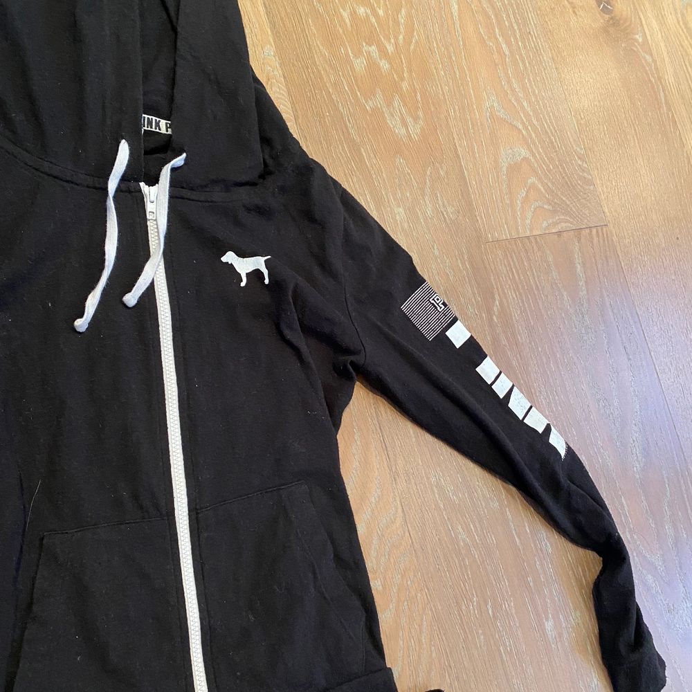 Säljer denna populära tracksuit det från PINK (Victoria’s Secret). Överdelen är i storlek M och underdelen i L. Båda är små i storleken så skulle nog säga att det passar en person som är runt S/M. Dem säljs tillsammans och går inte att köpas separat. Frakt 50kr. Huvtröjor & Träningströjor.