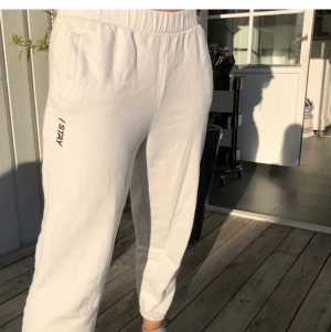 Mjukisbyxor - Säljer nu sköna mjukisar köpta här på Plick men var för korta för mig. Kan säljas som par eller styck buda från 80 (lånade bilder)