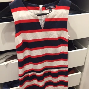  - Skärgårds klänning från Tommy hilfiger, aldrig använd nypris 1200:-. 