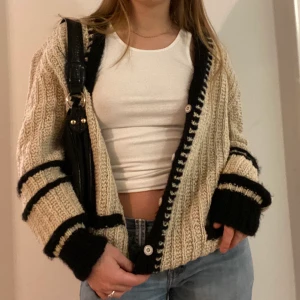 Stickad oversized kofta! - Oversized kofta! Jag på bilden är S! Möts på söder, frakt 66kr! Buda eller köp loss dyrare💖 buda i kommentarsfältet❤️