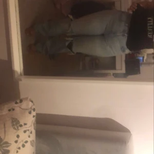 Ginatricot mom jeans - Bra skick använd 5 gånger sitter superfint på kroppen! Storlek 44 men passar M/L💕