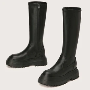 Höga chunky stövlar - Säljer dessa fina stövlar 👢 Helt nya, aldrig användna. Storlek 39 men passar även en 38a. Skicka meddelande om ni har fler frågor 💕 Frakten kommer gå på 100kr+ men kan tänka mig dela på fraktkostnaden vid snabb affär 💫