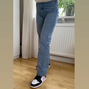 Weekday jeans strl. 25/32 blå - Ett par jeans från Weekday i strl 25/32. Använda ett fåtal gånger. Säljer pga kommer inte till användning