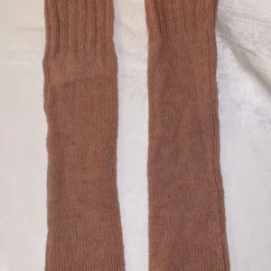 Handledsvärmare  - Säljer dessa suuuper söta handledsvärmare! Nästan aldrig använda då jag har fått nya, så alltså i nyskick! 🌸  dom är i rosa/smutsrosa super fint 