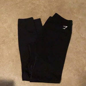 Gymshark tights - Svarta tights från gymshark i bra kvalite! Storlek L men skulle också passa M
